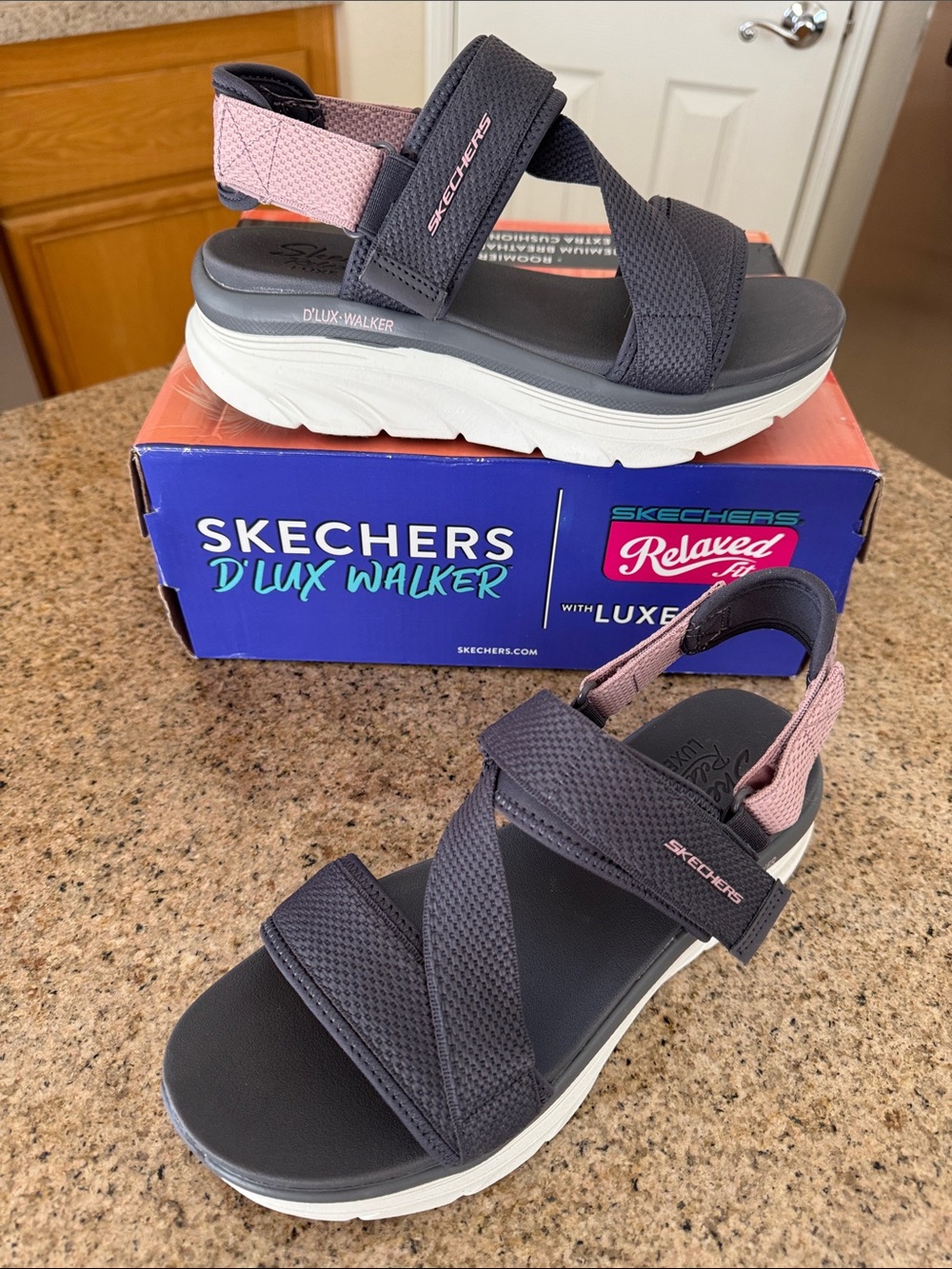 Skechers Women’s Gray & Pink D'LUX Walker Foam Sandals Vegan Women’s 9 NEW